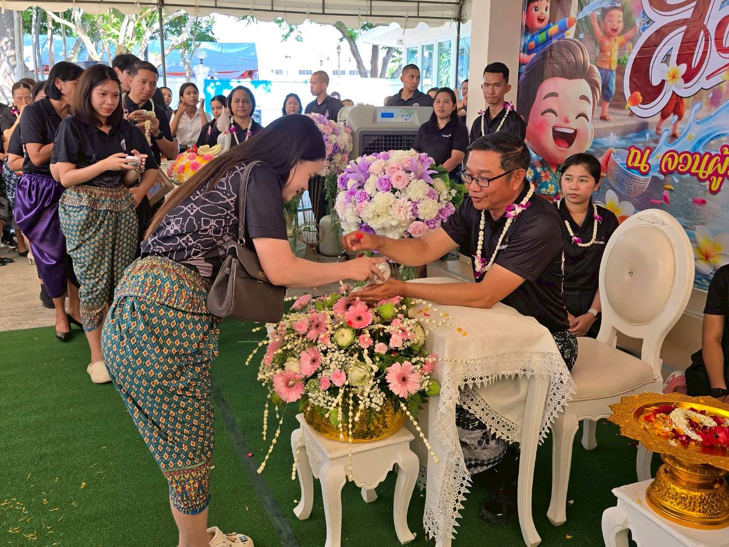 title - ปฏิรูปที่ดินจังหวัดเพชรบุรี พร้อมด้วยเจ้าหน้าที่ ส.ป.ก.เพชรบุรี ร่วมพิธีรดน้ำขอพรผู้บริหารจังหวัด เพื่อเสริมความเป็นสิริมงคลเนื่องในโอกาสต้อนรับปีใหม่ไทย 2569 และเพื่ออนุรักษ์และสืบสานประเพณีสงกรานต์อันดีงามของไทย